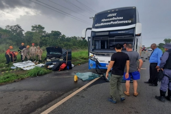 Acidente entre carro e ônibus deixa 3 mortos e 1 gravemente ferido na MT-010
