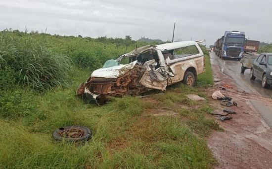 Acidente entre carro funerário e carreta deixa dois feridos na BR-158