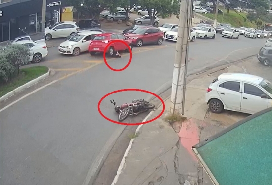 Motociclista é atropelado e arrastado por carro 