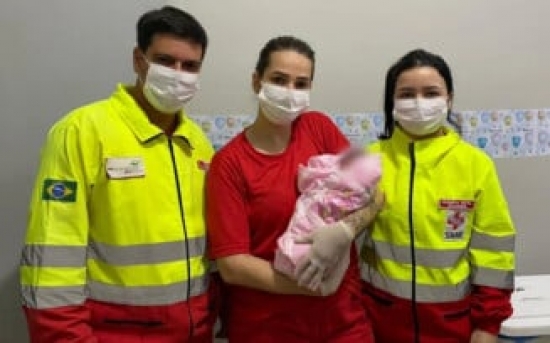 Bebê é reanimada após sofrer parada respiratória durante parto de emergência em ônibus