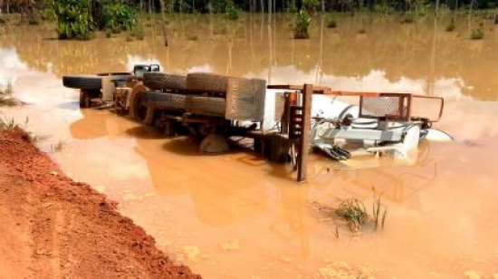 Homem escapa de caminhão pela janela após veículo de carga tombar em lago