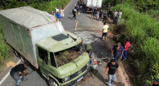 Caminhão tomba ao desviar de carro e bloqueia Estrada da Guia por mais de 4 horas em Cuiabá
