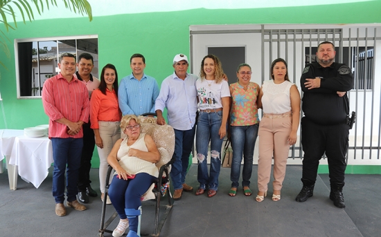 Adelcino entrega reformas de casas para moradores com problemas de mobilidade; vídeo