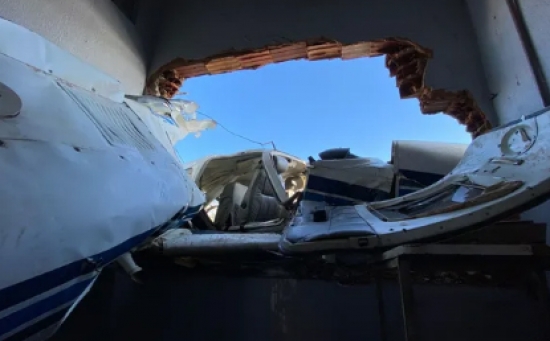Mãe e filha ficaram cerca de 2h presas em casa após avião cair e destruir parte do imóvel em Goiânia