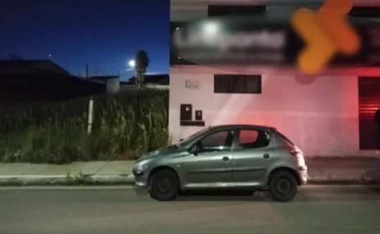 Mulher é presa após ser flagrada bêbada e dormindo ao volante enquanto filho de 7 anos pedia ajuda, diz polícia