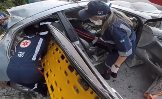 Acidente deixa dois mortos e três feridos após motorista capotar carro ao desviar de cachorro 