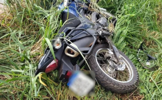 Motociclista morre ao perder o controle da direção e ser jogado para fora da pista durante ultrapassagem