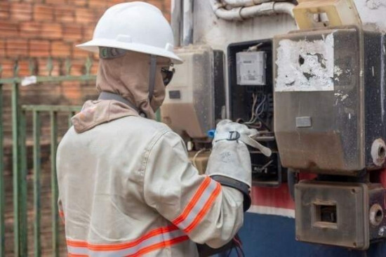 Nova lei garante ao consumidor pagar conta de luz minutos antes do corte