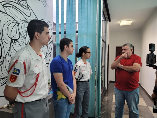 Dr. Adilson recebe estudantes da rede pública que farão intercâmbio na Inglaterra