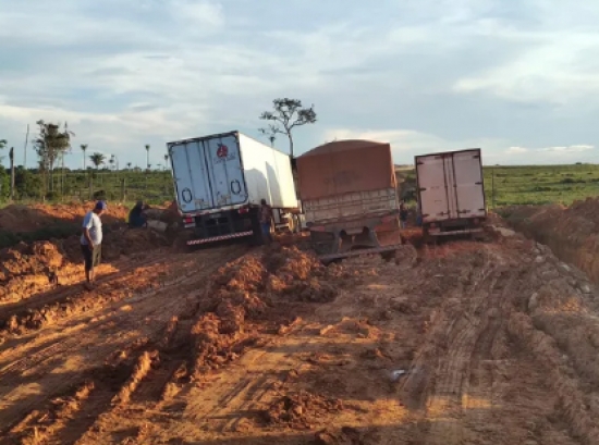 Atoleiros na MT-170 deixam moradores isolados e mais de 30 carretas não conseguem trafegar