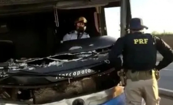 Motorista usa capacete para viajar com ônibus sem para-brisa após acidente