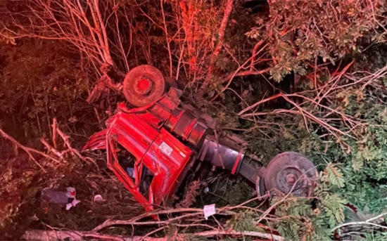 Homem fica preso às ferragens e morre em acidente entre carro e caminhão na BR-070 em MT