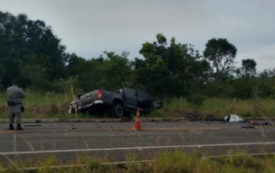 Motorista morre após caminhonete bater de frente com caminhão