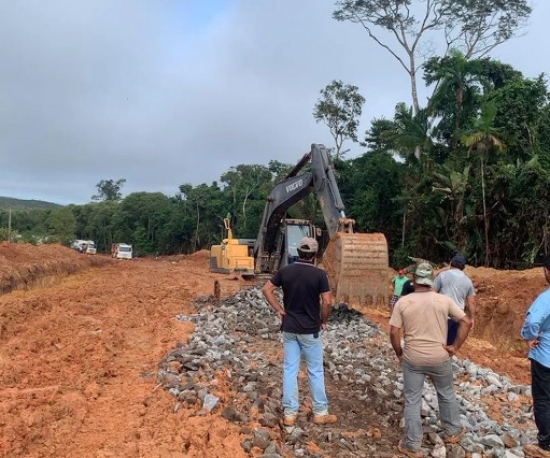 Estrada é consertada na MT-170 para liberar tráfego com mais de 100 caminhoneiros à espera