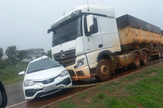 Motorista e idoso ficam feridos após terem carro atingido por carreta em MT