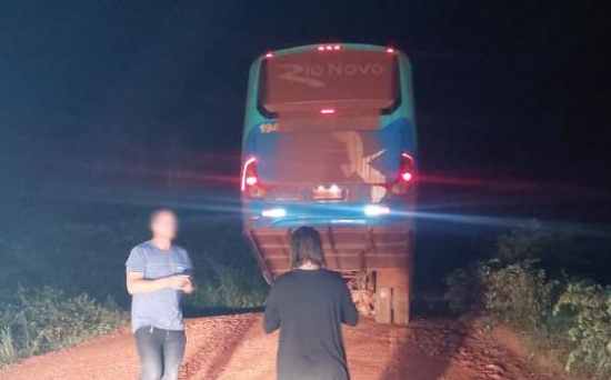 Ônibus fica com rodas suspensas após cair em cratera na BR-158; veja vídeo