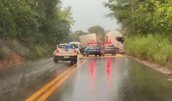 Carreta bate contra carros e deixa feridos 