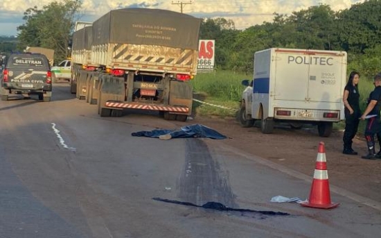 Motociclista morre esmagado por caminhão após colisão na BR-070
