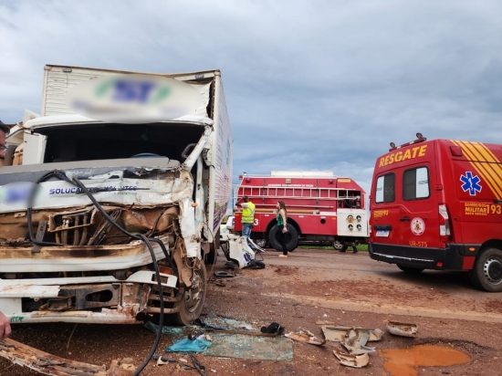 Acidente com três caminhões deixa uma pessoa ferida em MT