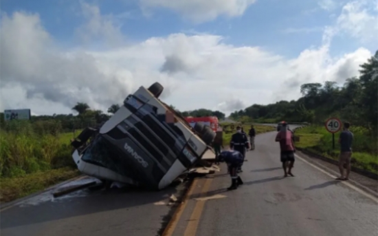 Caminhoneiro sai ileso após caminhão tombar na BR-153 e ficar com a cabine esmagada