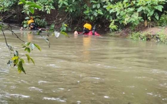Moto é encontrada próximo à ponte do rio Garças; bombeiros buscam por rapaz desaparecido