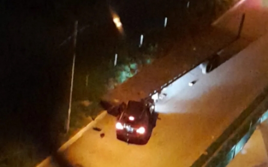 Empresário morre após bater carro contra chassi de caminhão estacionado