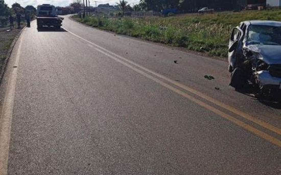 Homem morre após batida entre carro e moto na BR-070