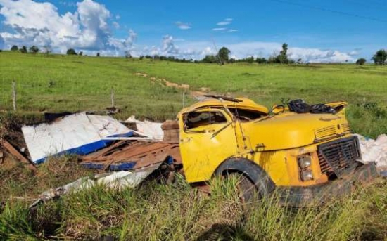 Caminhão capota e deixa dois feridos em rodovia na região Araguaia