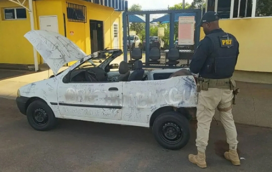 Carro sem teto, sem para-choque traseiro e sem tampa do tanque de combustível é apreendido pela PRF