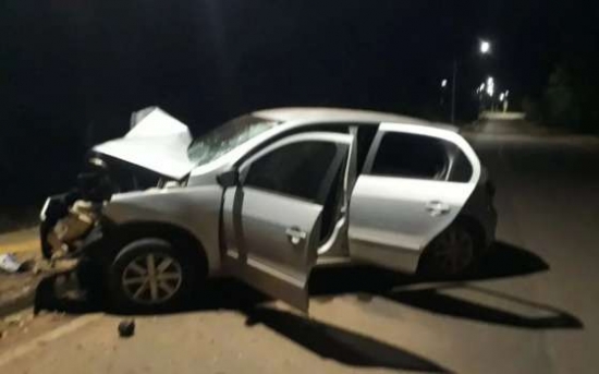 Carro bate em poste e motorista fica ferida em Barra do Garças; vídeo