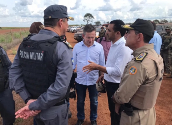 Governadores de Mato Grosso, Goiás e Tocantins visitam base da operação que faz caçada por grupo suspeito de aterrorizar cidade