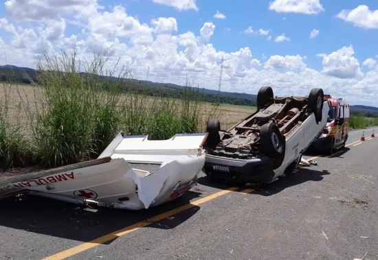 Ambulância de Campinápolis que transportava mulher indígena grávida capota na MT 251