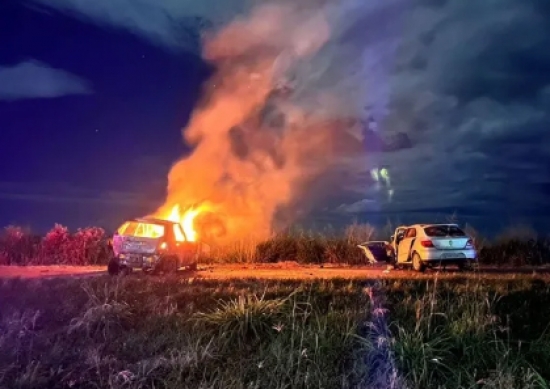 Dois morrem carbonizados e outros 4 ficam feridos em acidente entre dois carros em MT
