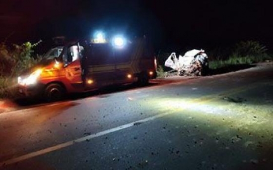 Casal morre em batida entre pick-up e carreta na BR-158