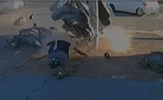 Motociclista atropelado por viatura da PM que capotou e só parou após atingir poste diz que chegou a parar moto para não ser atingido