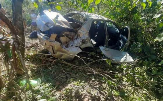 Passageira fica presa às ferragens após carro capotar na BR-070