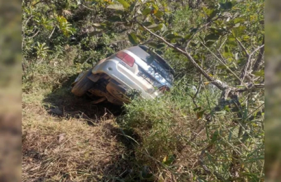 Sobreviventes gritam por mais de 10 horas após caminhonete cair em ribanceira e matar duas pessoas, dizem bombeiros