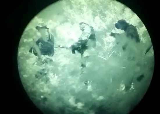 Imagem mostra como funciona binóculo de visão noturna usado pela PM na caçada a grupo que atacou cidade em MT