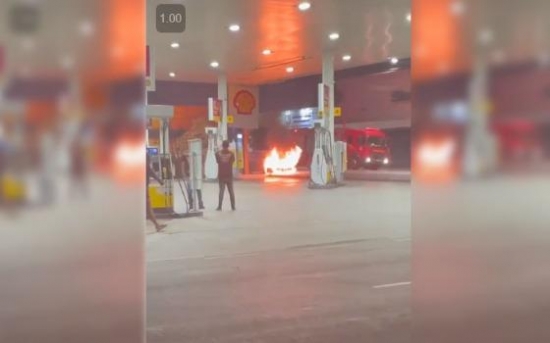 Carro pega fogo próximo a posto de combustível em Barra do Garças