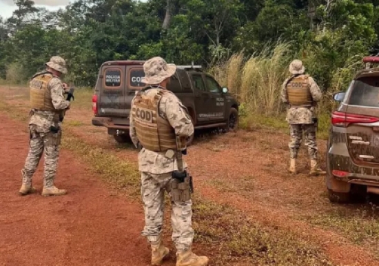 Criminosos que atacaram cidade de MT ficaram vários dias em cima de árvores para fugir da polícia, diz major da PM