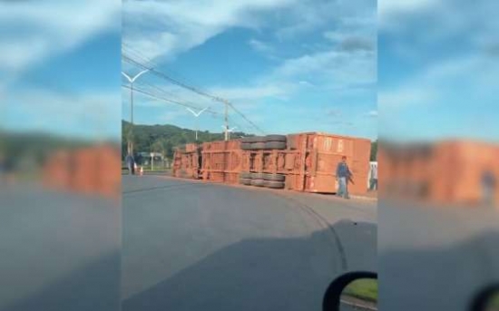 Carreta tomba em rotatória da BR-070 em Barra do Garças; veja vídeo
