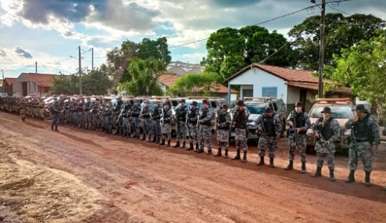 Imagens mostram policiais organizando equipes aéreas e de estrada para buscas aos criminosos que atacaram Confresa (MT)