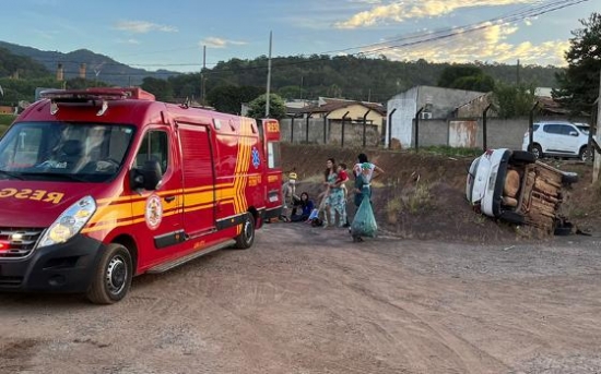 Carro capota após colisão em Barra do Garças; menor dirigia um dos veículos