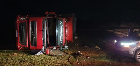 Caminhão de boi tomba e motorista fica preso às ferragens em MT