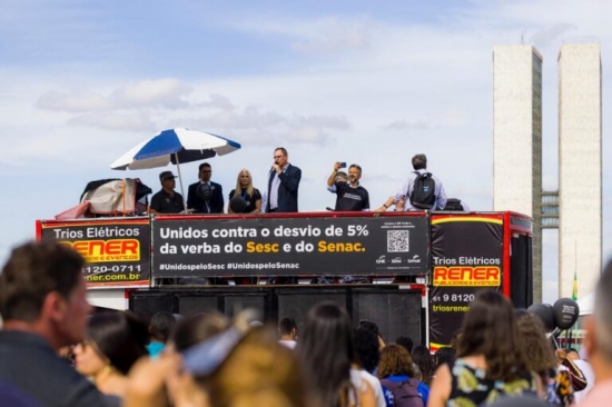 Protesto em frente ao Congresso Nacional intensifica movimento de apoio contra desvio de recursos do Sesc e do Senac