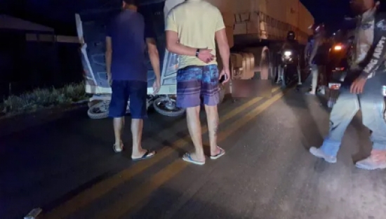 Motociclista cai debaixo de carreta após acidente com caminhonete