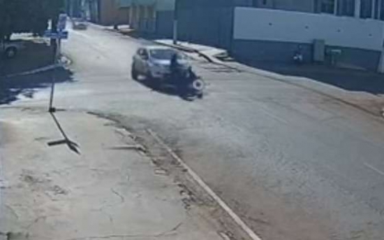 Motorista invade preferencial, bate em motociclista e foge em Barra do Garças; vídeo