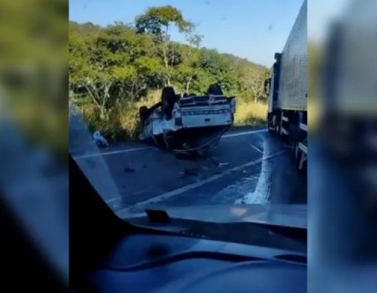 Motorista morre em acidente entre três carretas e uma caminhonete na Serra de São Vicente em MT