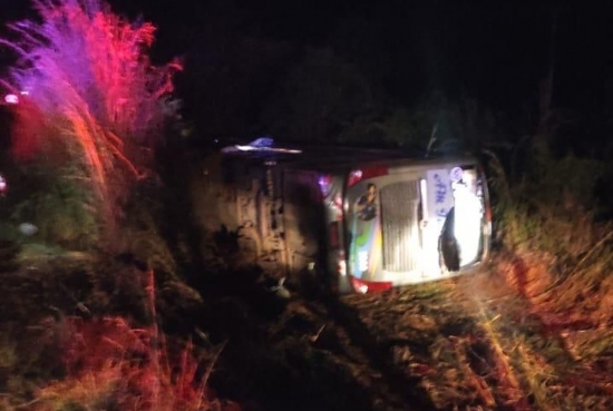 Ônibus tomba às margens de rodovia e deixa 17 feridos em MT