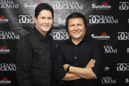 Gian e Giovani na temporada de praia em Aragarças